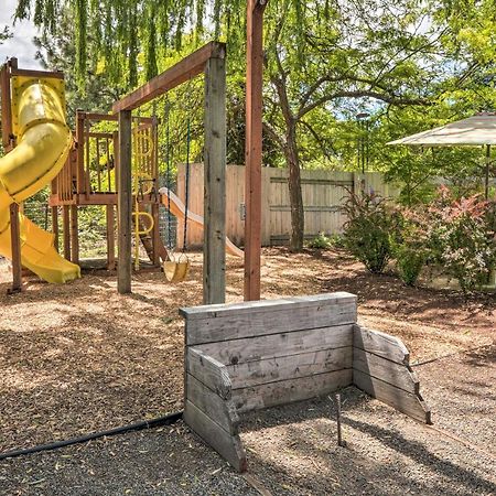 Central Medford Family Retreat With Large Yard! Exterior photo