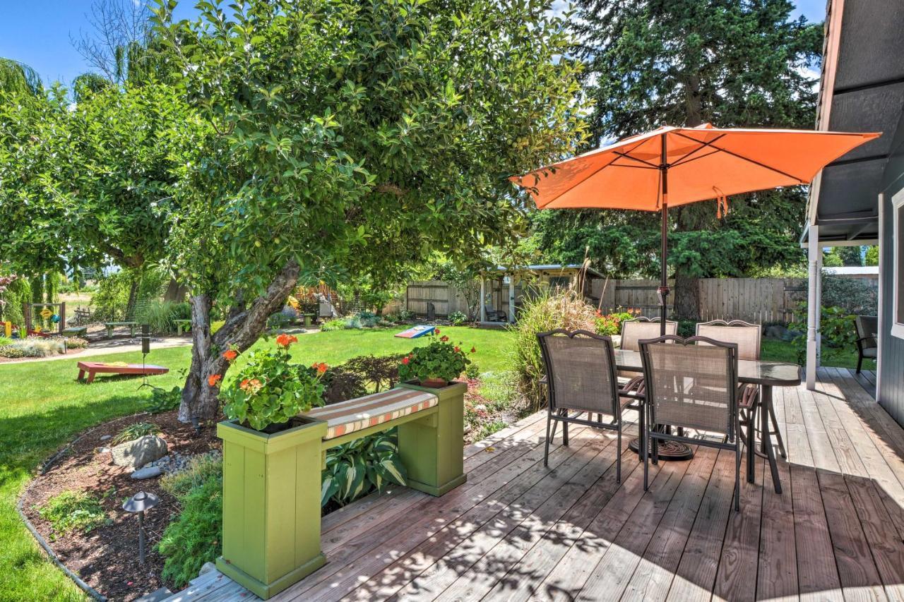 Central Medford Family Retreat With Large Yard! Exterior photo