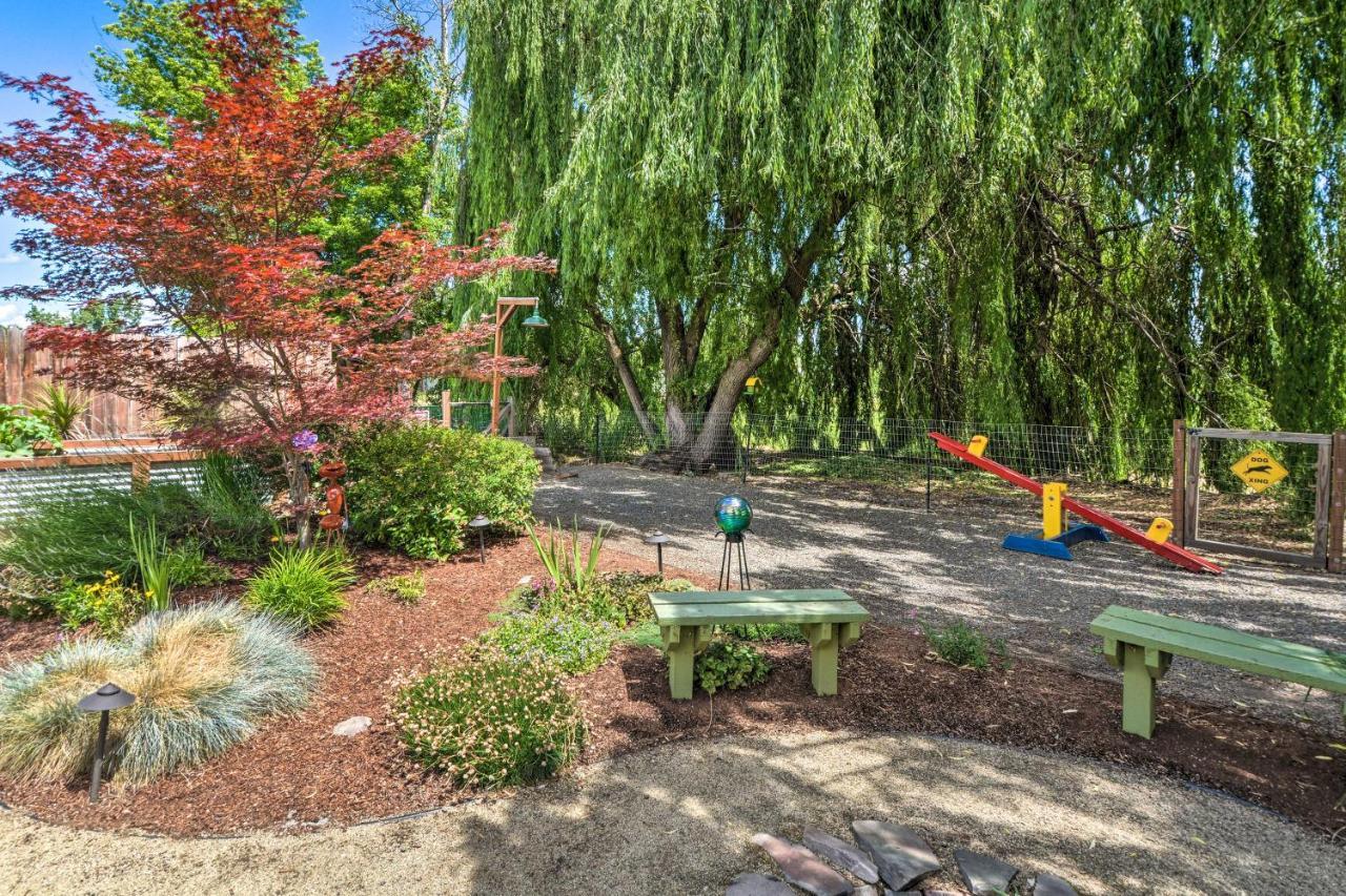 Central Medford Family Retreat With Large Yard! Exterior photo
