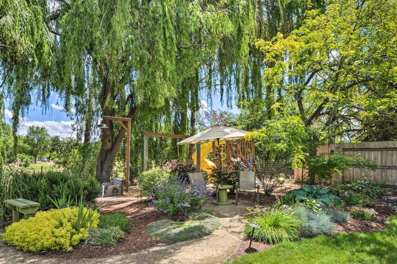 Central Medford Family Retreat With Large Yard! Exterior photo