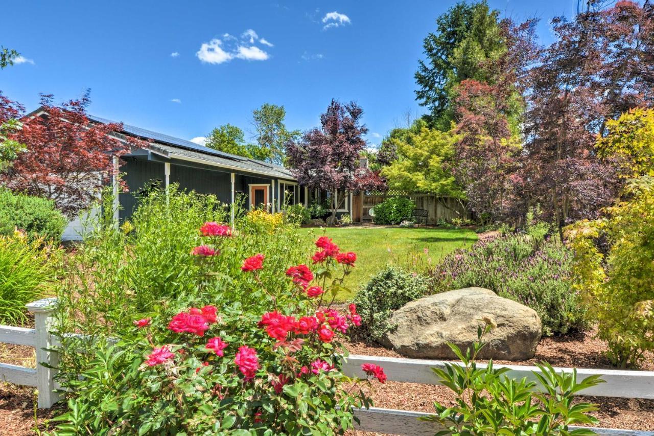 Central Medford Family Retreat With Large Yard! Exterior photo