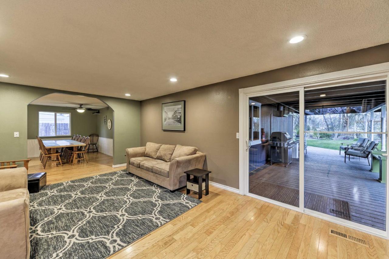 Central Medford Family Retreat With Large Yard! Exterior photo