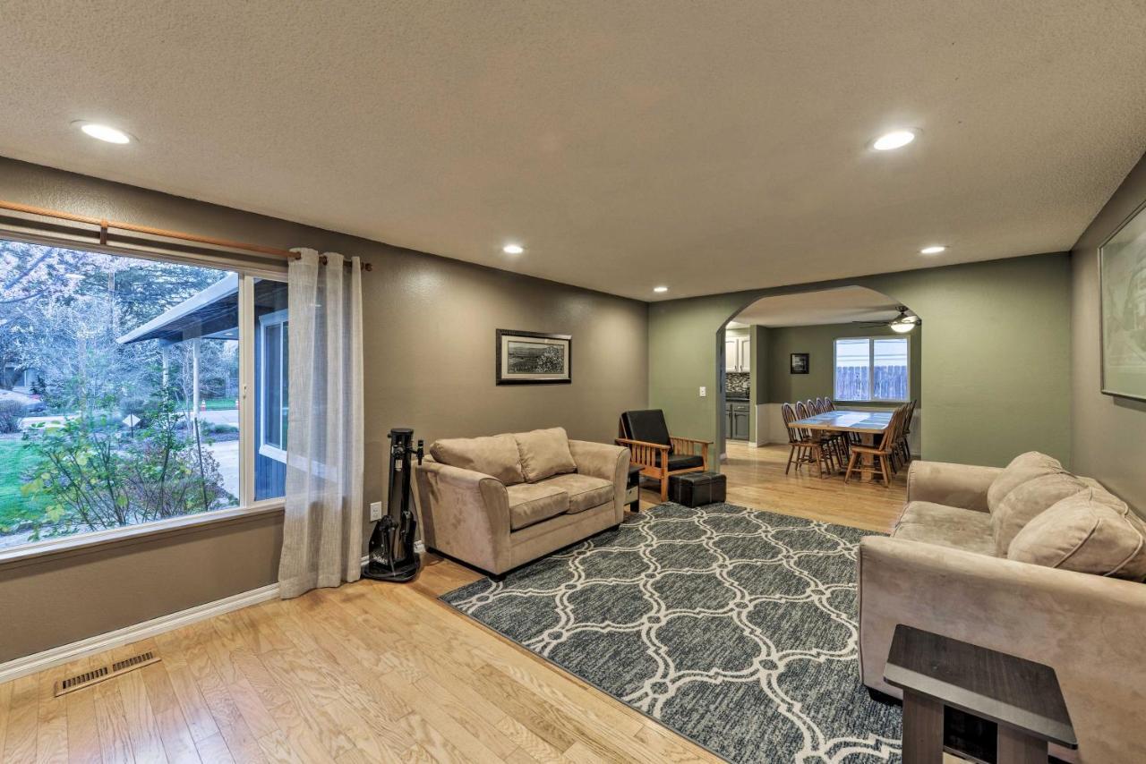 Central Medford Family Retreat With Large Yard! Exterior photo