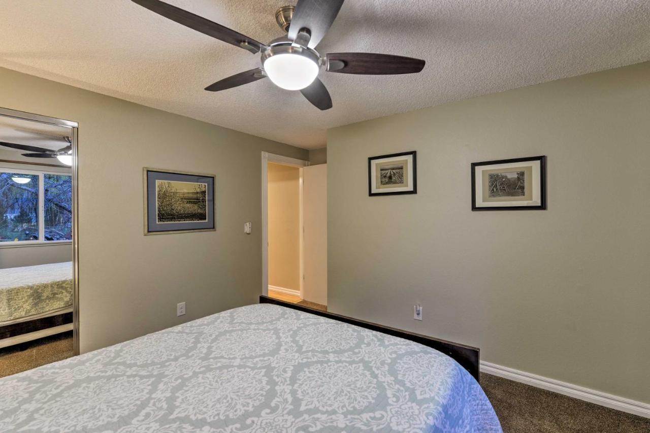 Central Medford Family Retreat With Large Yard! Exterior photo